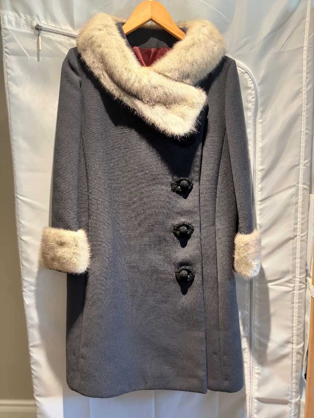 Women's vintage tailored coat with fur trim